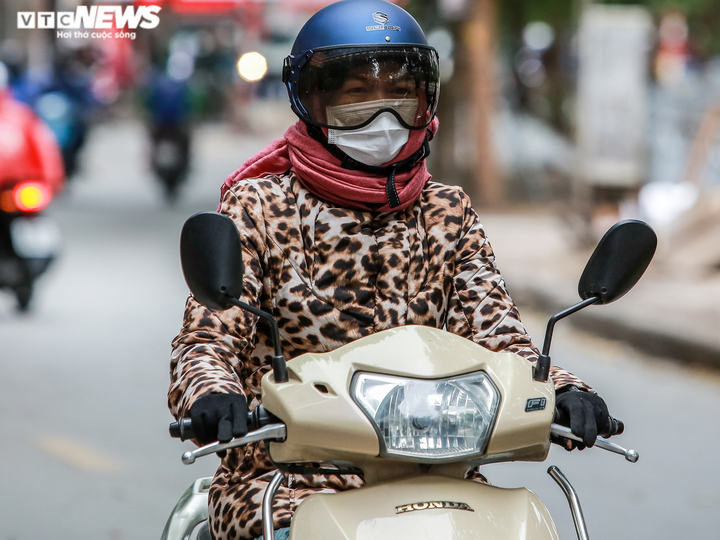 Ảnh: Người Hà Nội co ro trong đợt gió mùa mạnh nhất từ đầu năm - 8