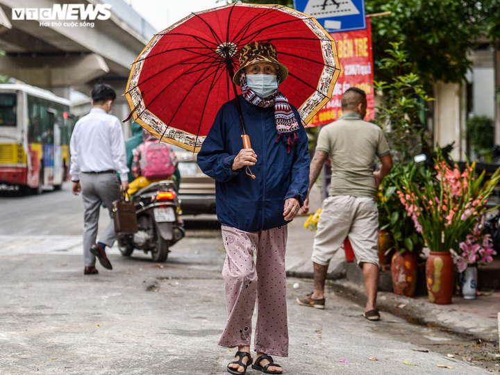 Ảnh: Người Hà Nội co ro trong đợt gió mùa mạnh nhất từ đầu năm - 10