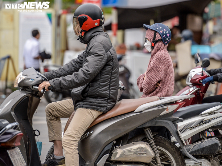 Ảnh: Người Hà Nội co ro trong đợt gió mùa mạnh nhất từ đầu năm - 3