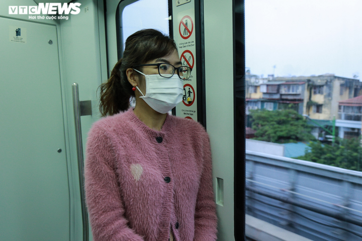 Ảnh: Nhân viên công sở bỏ ô tô, đi làm bằng tàu điện Cát Linh - Hà Đông - 5