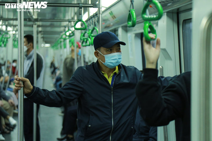 Ảnh: Nhân viên công sở bỏ ô tô, đi làm bằng tàu điện Cát Linh - Hà Đông - 7