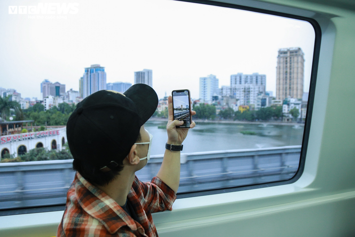 Ảnh: Nhân viên công sở bỏ ô tô, đi làm bằng tàu điện Cát Linh - Hà Đông - 8