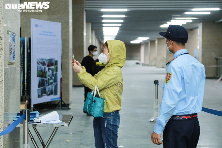 Ảnh: Nhân viên công sở bỏ ô tô, đi làm bằng tàu điện Cát Linh - Hà Đông - 1