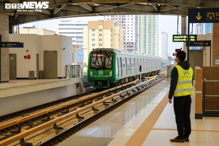 Ảnh: Nhân viên công sở bỏ ô tô, đi làm bằng tàu điện Cát Linh - Hà Đông - 11