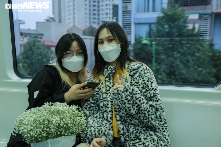 Ảnh: Nhân viên công sở bỏ ô tô, đi làm bằng tàu điện Cát Linh - Hà Đông - 9