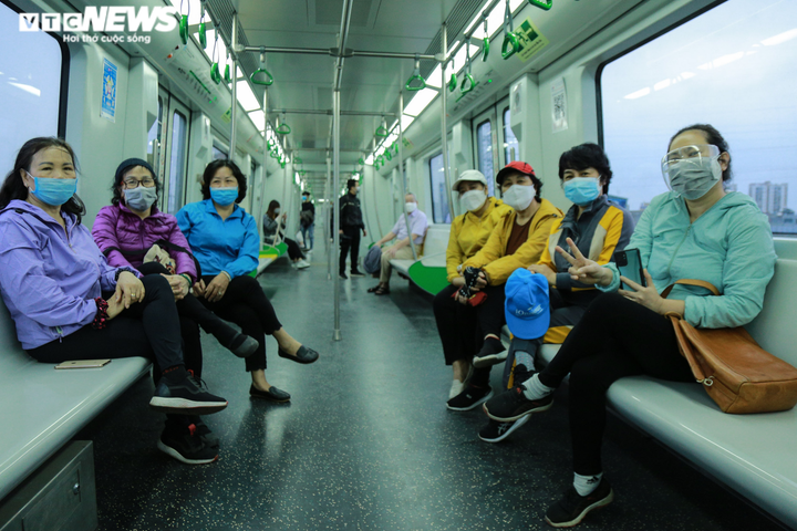 Ảnh: Nhân viên công sở bỏ ô tô, đi làm bằng tàu điện Cát Linh - Hà Đông - 6