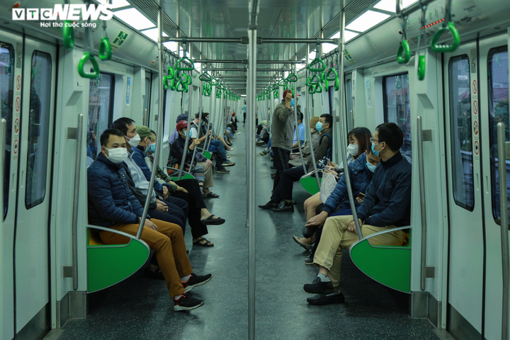 Ảnh: Nhân viên công sở bỏ ô tô, đi làm bằng tàu điện Cát Linh - Hà Đông - 2