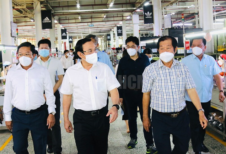 Bí thư Nguyễn Văn Nên: Công ty Pouyuen nên mở siêu thị cho công nhân mua sắm - 1