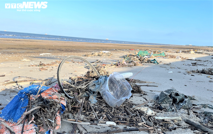 Ảnh: Rác thải nhựa tràn ngập bãi biển ở thị xã Cửa Lò - 9