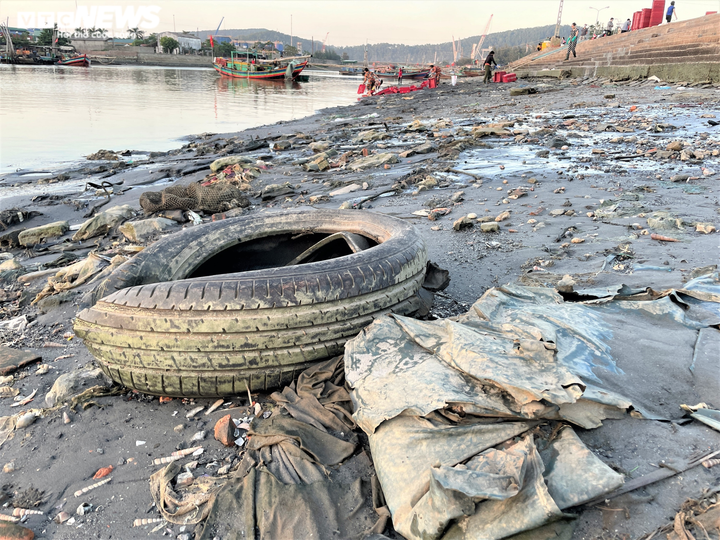 Ảnh: Rác thải nhựa tràn ngập bãi biển ở thị xã Cửa Lò - 11