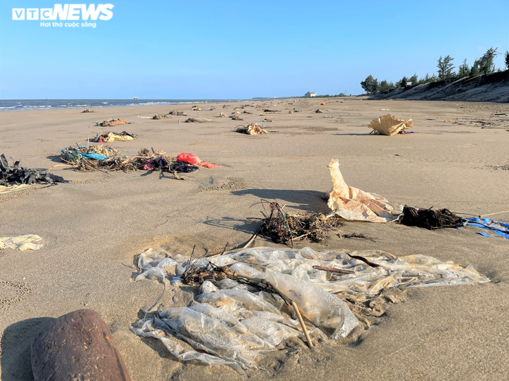 Ảnh: Rác thải nhựa tràn ngập bãi biển ở thị xã Cửa Lò - 5