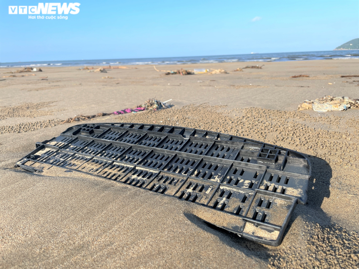 Ảnh: Rác thải nhựa tràn ngập bãi biển ở thị xã Cửa Lò - 7