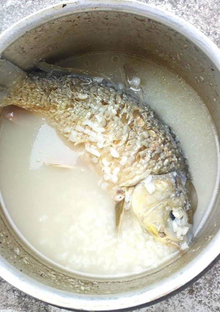 Tưởng bở khi được mẹ chồng nấu cháo tẩm bổ, cô gái ‘cạch đến già’ khi mở nắp nồi - 1