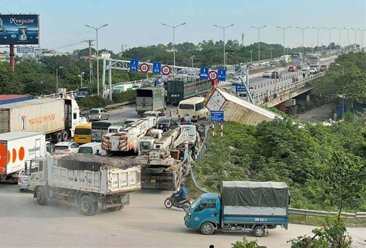 Hà Nội: Container tông dải phân cách, cầu Thanh Trì ùn tắc 3km - 1
