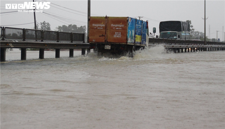 Mưa lớn kéo dài, miền Trung nguy cơ cao xảy ra lũ quét, sạt lở đất - 3