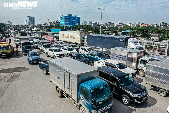 Ảnh: Container bị lật trên cầu, đường trên cao ở Hà Nội tắc dài nhất lịch sử - 7