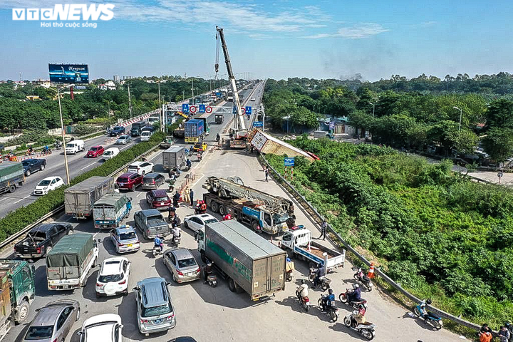 Ảnh: Container bị lật trên cầu, đường trên cao ở Hà Nội tắc dài nhất lịch sử - 4