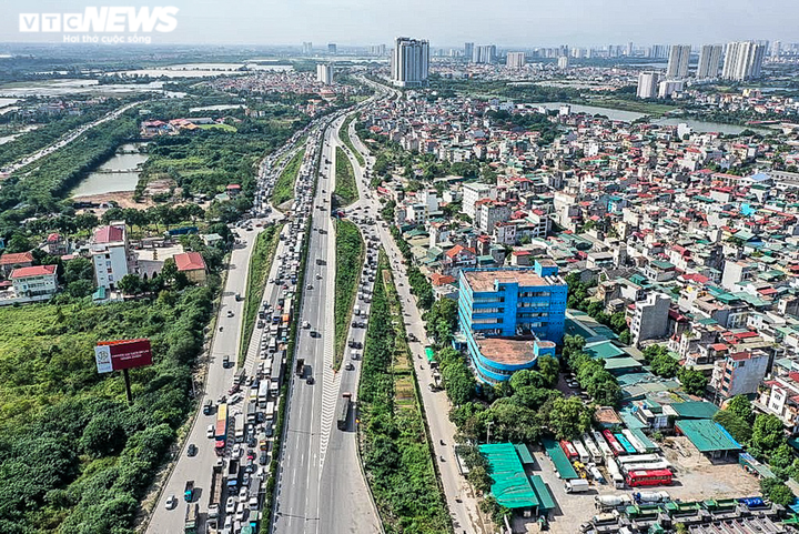 Ảnh: Container bị lật trên cầu, đường trên cao ở Hà Nội tắc dài nhất lịch sử - 5