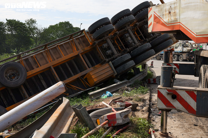 Ảnh: Container bị lật trên cầu, đường trên cao ở Hà Nội tắc dài nhất lịch sử - 3
