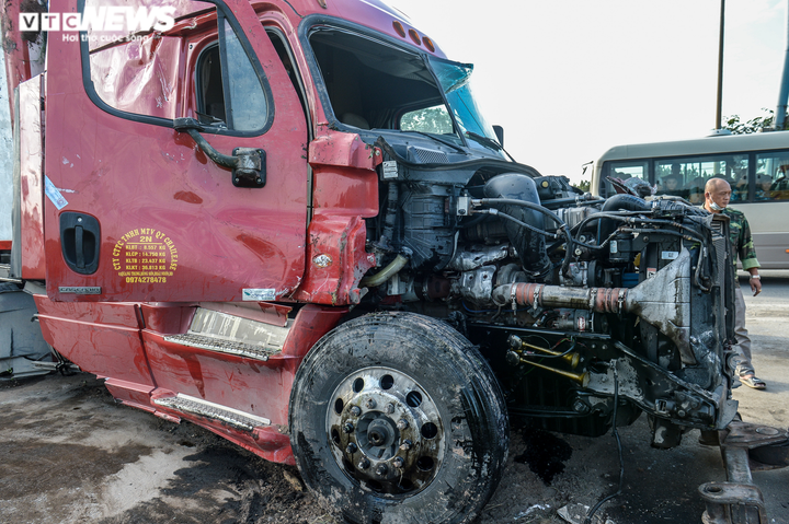 Ảnh: Container bị lật trên cầu, đường trên cao ở Hà Nội tắc dài nhất lịch sử - 10