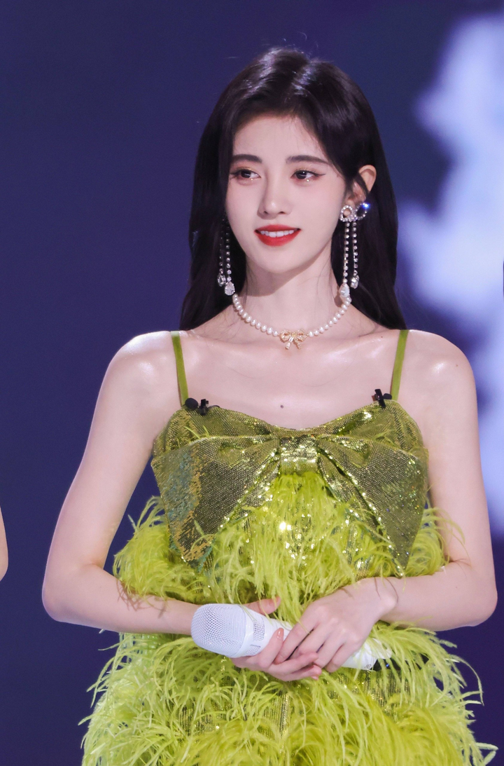 Thành công của Địch Lệ Nhiệt Ba cho thấy mặt trái của showbiz Trung Quốc - 5