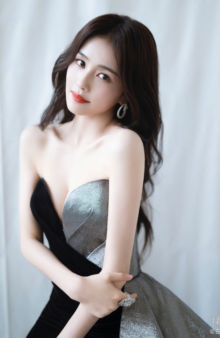 Thành công của Địch Lệ Nhiệt Ba cho thấy mặt trái của showbiz Trung Quốc - 8