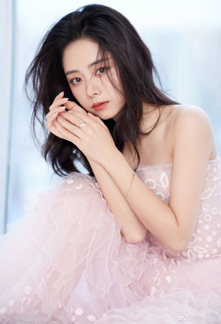 Thành công của Địch Lệ Nhiệt Ba cho thấy mặt trái của showbiz Trung Quốc - 7