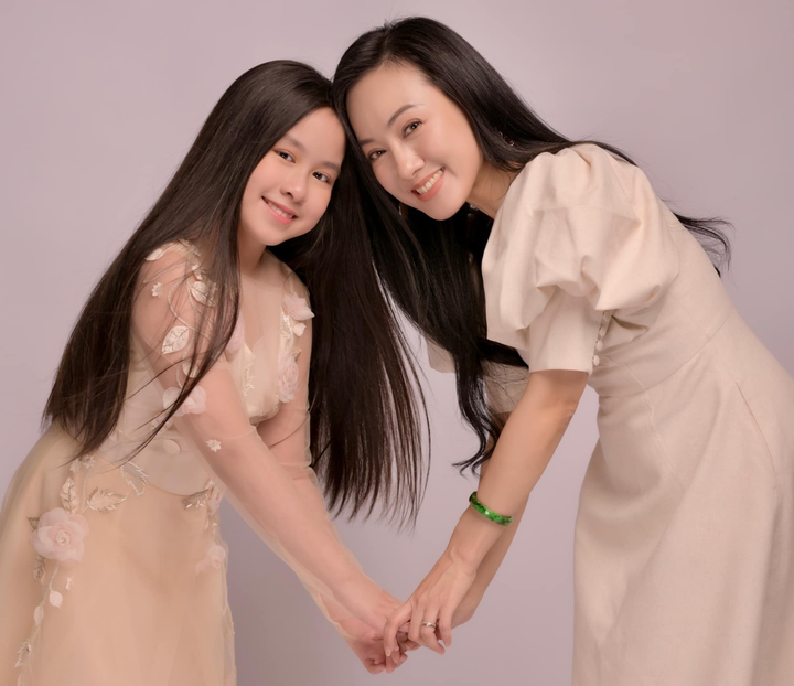 BTV Hoài Anh 'Thời sự 19h' khoe con gái xinh xắn, cao gần bằng mẹ - 4