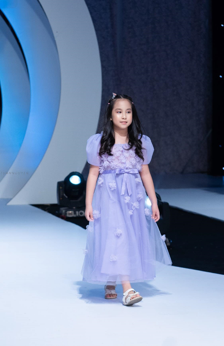 BTV Hoài Anh 'Thời sự 19h' khoe con gái xinh xắn, cao gần bằng mẹ - 7