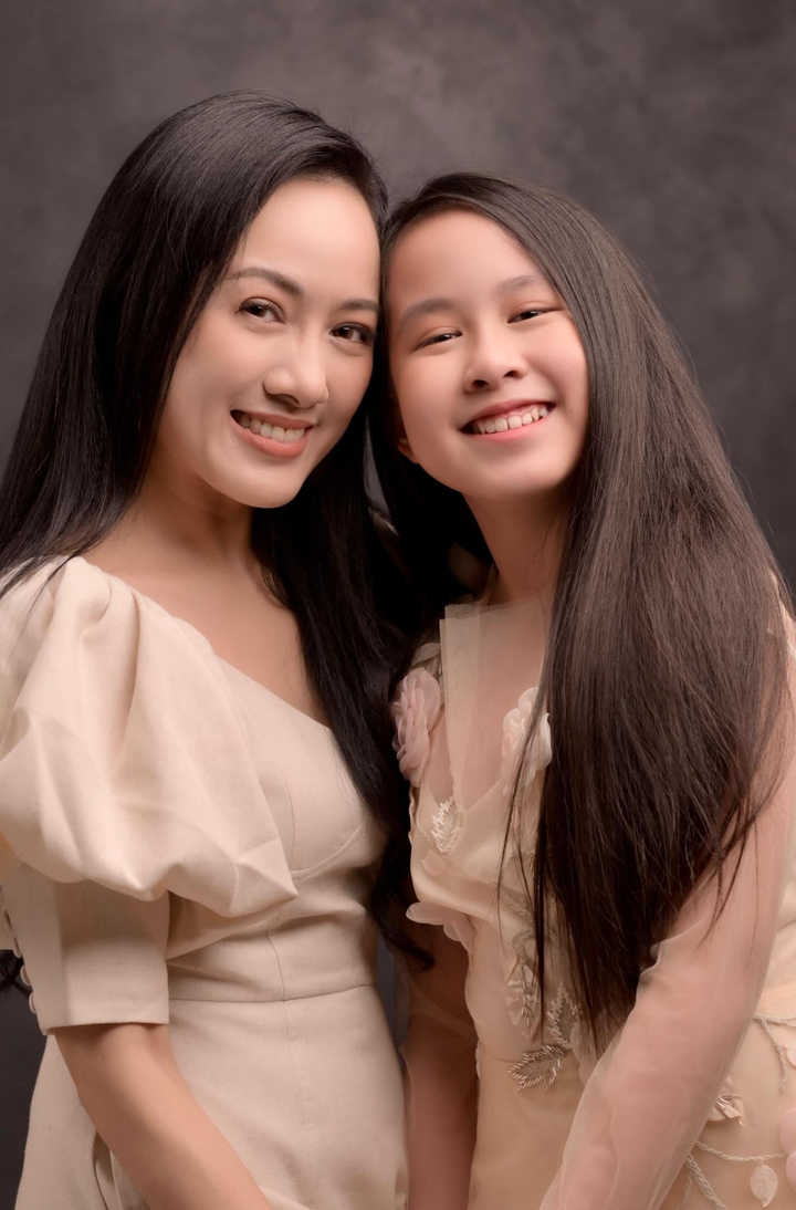 BTV Hoài Anh 'Thời sự 19h' khoe con gái xinh xắn, cao gần bằng mẹ - 2