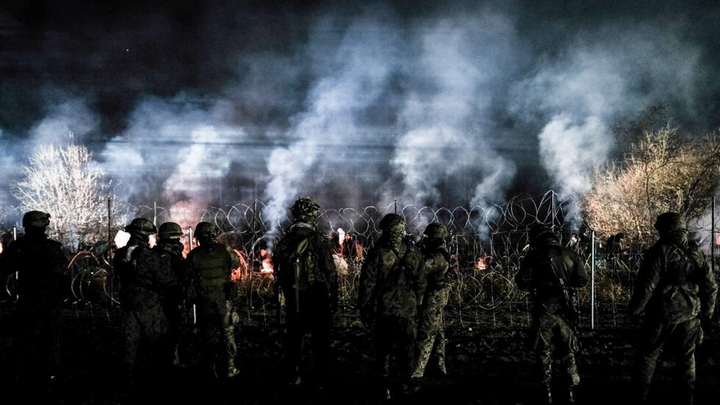 Lãnh đạo Ba Lan cáo buộc Belarus tấn công, biến người di cư thành 'lá chắn sống' - 1