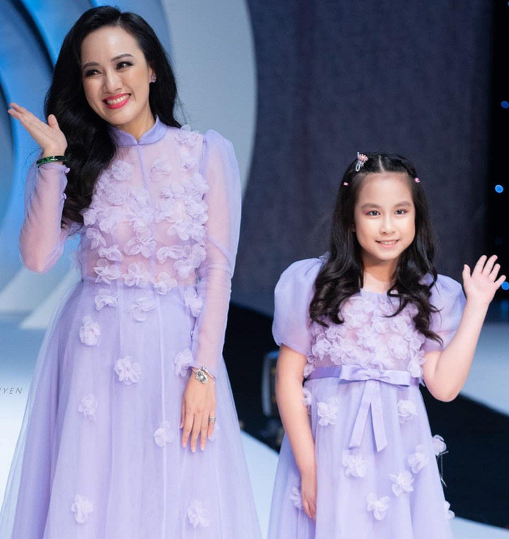 BTV Hoài Anh 'Thời sự 19h' khoe con gái xinh xắn, cao gần bằng mẹ - 6