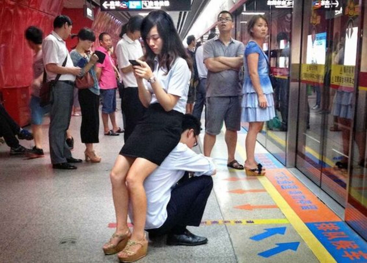 Những trò kỳ quặc không tưởng mà các cặp đôi từng làm ở nơi công cộng - 7