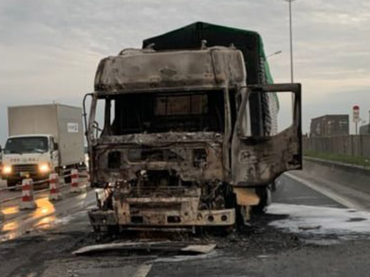 Hà Nội: Container bốc cháy trên cầu Thanh Trì, đường trên cao ùn tắc hơn 5km - 1