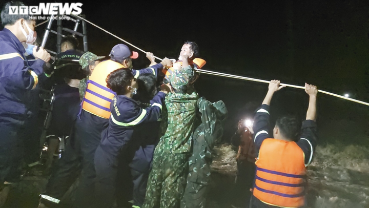 Ảnh: Vật lộn với dòng nước xiết cứu 3 người kẹt dưới chân đập thủy điện - 5