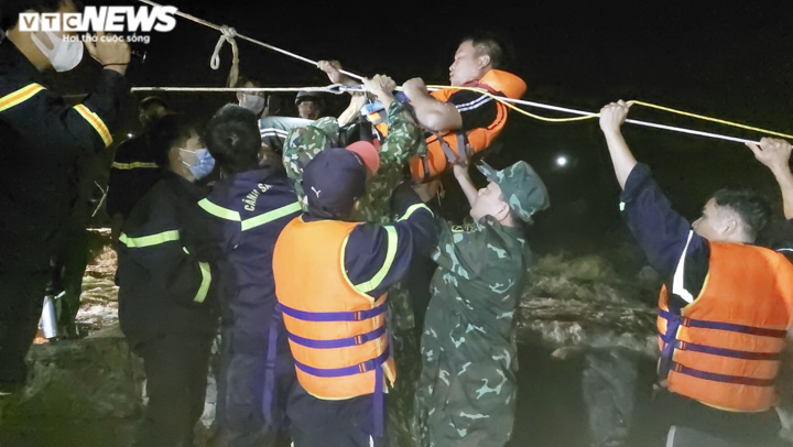 Ảnh: Vật lộn với dòng nước xiết cứu 3 người kẹt dưới chân đập thủy điện - 8