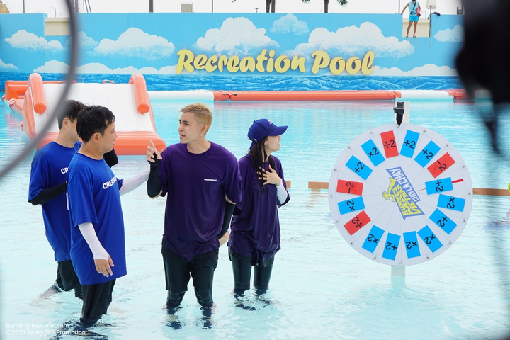 Lan Ngọc, Ngô Kiến Huy liên tục ngã xuống hồ do bị vòi rồng phun nước vào mặt - 11