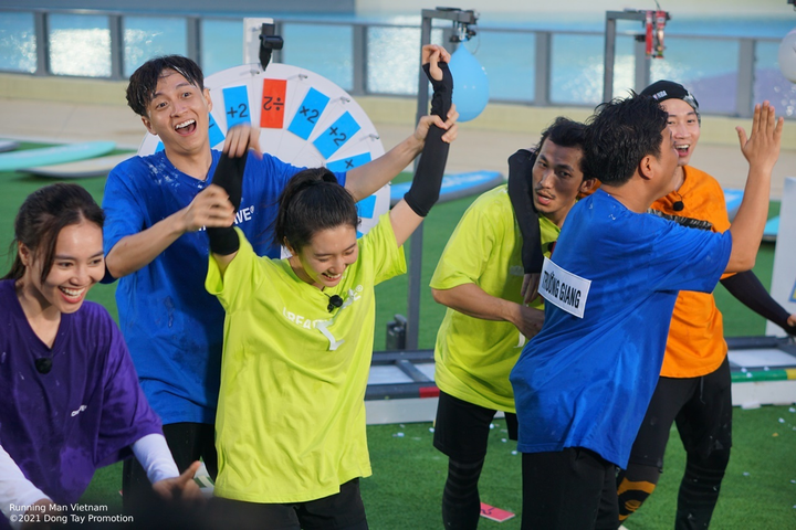 Lan Ngọc, Ngô Kiến Huy liên tục ngã xuống hồ do bị vòi rồng phun nước vào mặt - 12