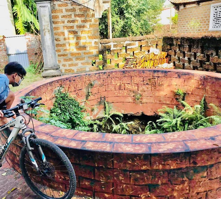 Vẽ bẩn lên giếng cổ Đường Lâm, thành viên đoàn làm phim bị phạt 2 triệu đồng - 1