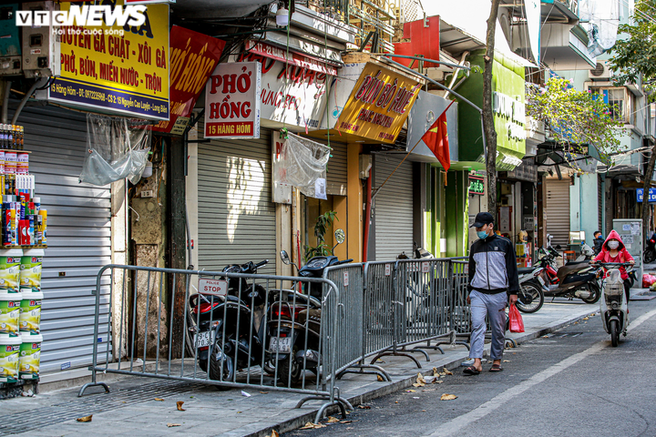 Số ca COVID-19 tăng kỷ lục, Hà Nội phong tỏa hàng loạt quán phở nổi tiếng - 1