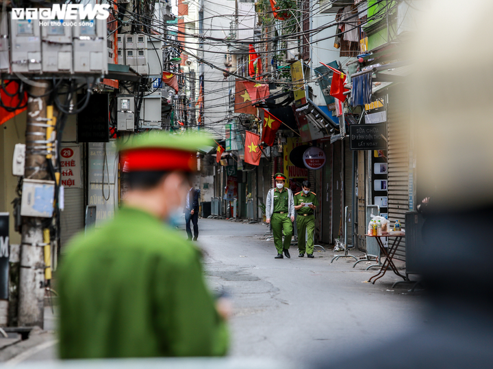 Số ca COVID-19 tăng kỷ lục, Hà Nội phong tỏa hàng loạt quán phở nổi tiếng - 5