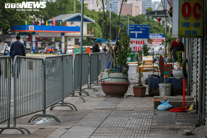 Số ca COVID-19 tăng kỷ lục, Hà Nội phong tỏa hàng loạt quán phở nổi tiếng - 6