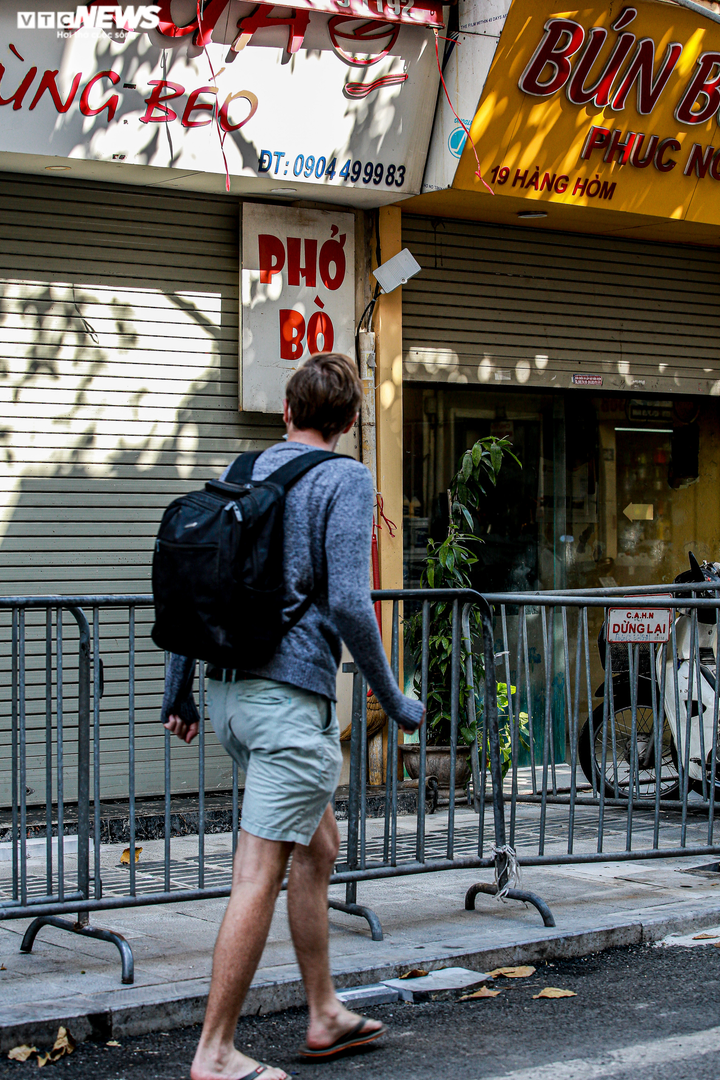 Số ca COVID-19 tăng kỷ lục, Hà Nội phong tỏa hàng loạt quán phở nổi tiếng - 3