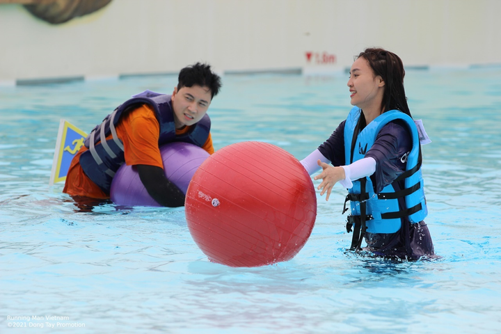 Lan Ngọc, Ngô Kiến Huy liên tục ngã xuống hồ do bị vòi rồng phun nước vào mặt - 6