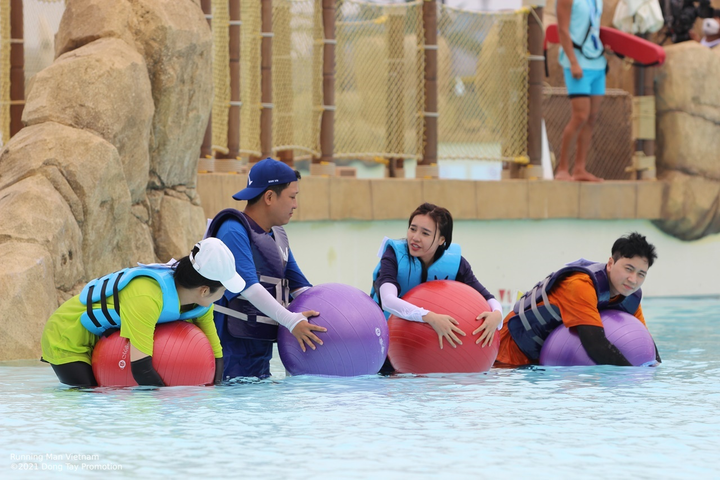 Lan Ngọc, Ngô Kiến Huy liên tục ngã xuống hồ do bị vòi rồng phun nước vào mặt - 5