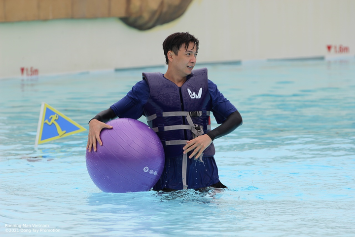 Lan Ngọc, Ngô Kiến Huy liên tục ngã xuống hồ do bị vòi rồng phun nước vào mặt - 7