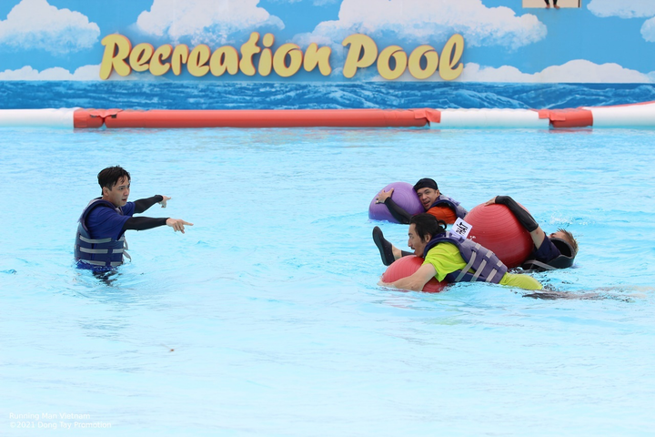 Lan Ngọc, Ngô Kiến Huy liên tục ngã xuống hồ do bị vòi rồng phun nước vào mặt - 8