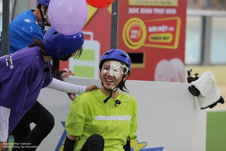 Lan Ngọc, Ngô Kiến Huy liên tục ngã xuống hồ do bị vòi rồng phun nước vào mặt - 10