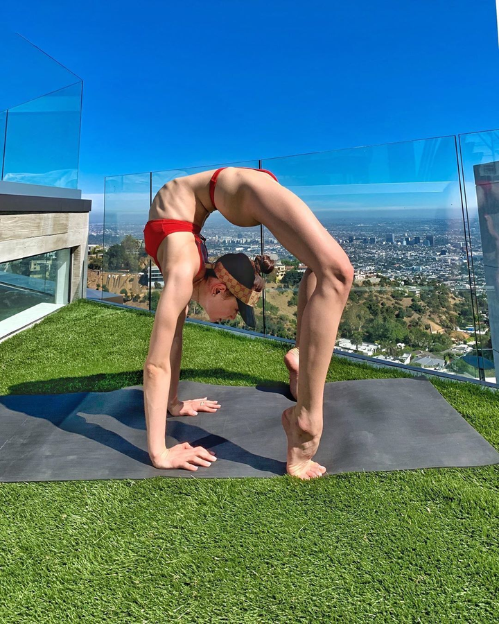 Cô gái ‘không xương’ có thể 'bẻ cong' cơ thể tùy ý vô tình bén duyên Hollywood - 4