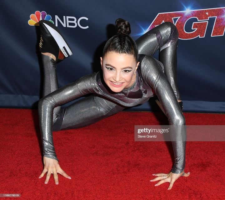 Cô gái ‘không xương’ có thể 'bẻ cong' cơ thể tùy ý vô tình bén duyên Hollywood - 3